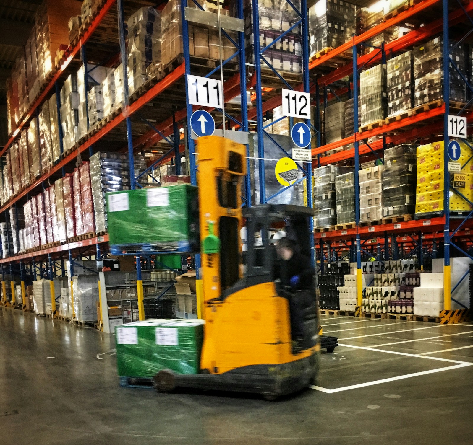 Aktivitas forklift di dalam gudang